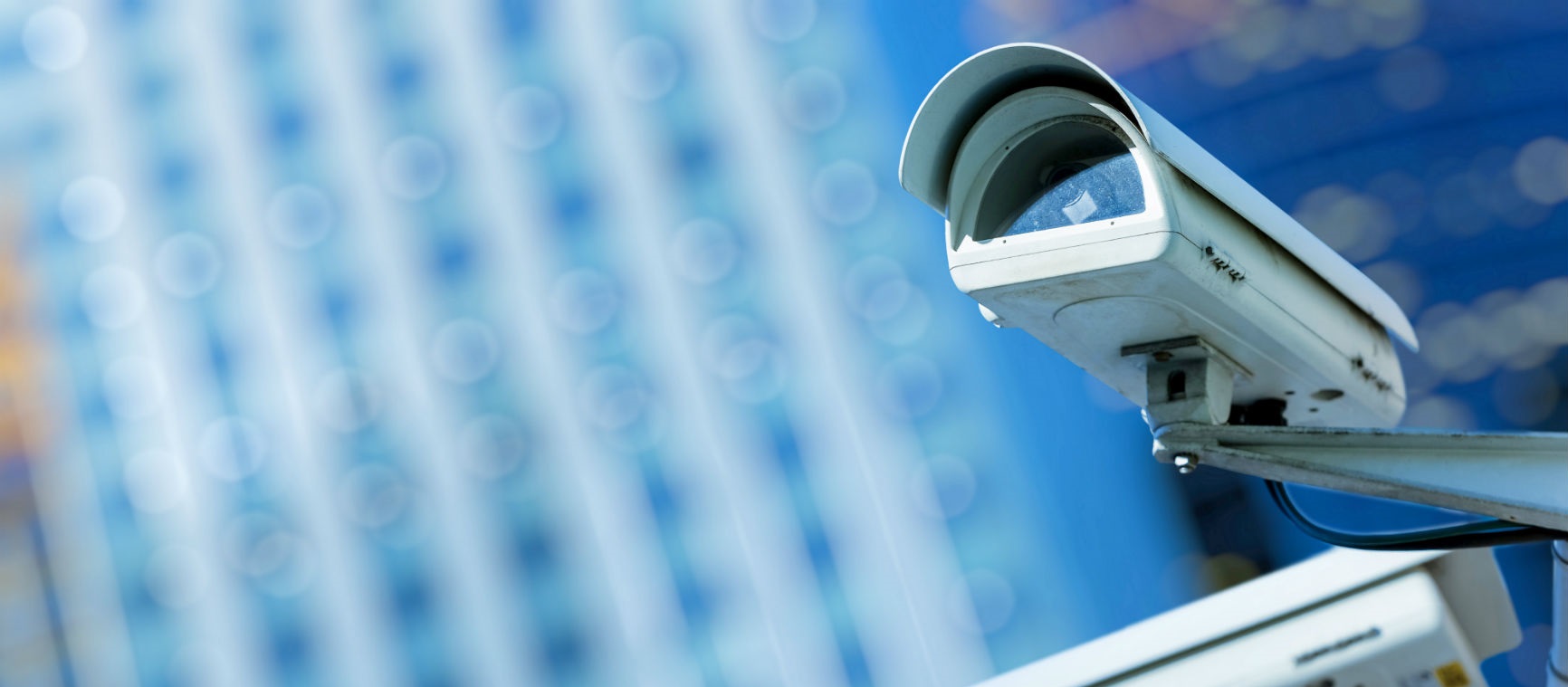 Caméra de surveillance installée en extérieur